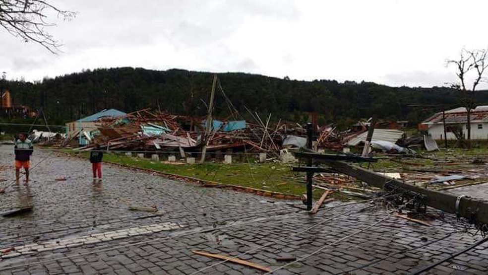 Em Vila Oliva, no interior de Caxias do Sul, temporal derrubou postes e casas (Foto: Ricardo Daneluz/Divulgação)