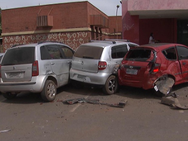 Acidente envolveu seis veículos no Paranoá, Distrito Federal, na manhã deste sábado (27) (Foto: TV Globo/ Reprodução)