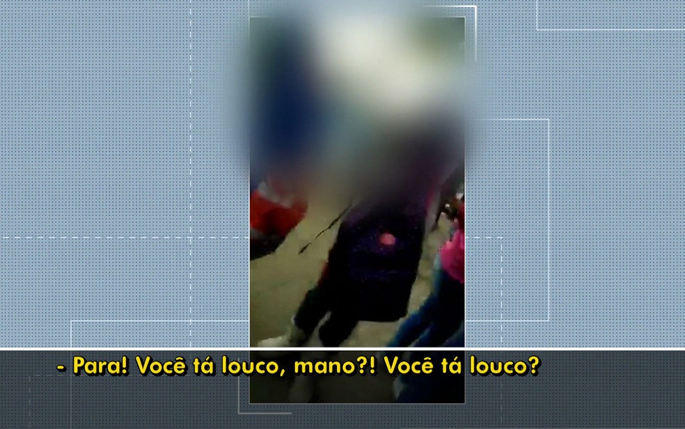 Aluna reclama de policial que joga gás de pimenta (Foto: TV Globo/Reprodução)