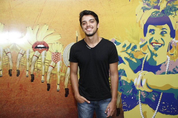 Rodrigo Simas vai ao teatro no Rio (Foto: Thyago Andrade/ Foto Rio News)