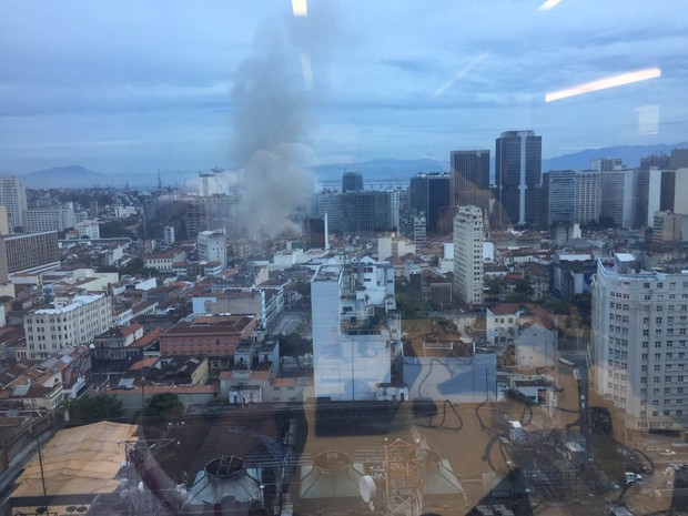 Incêndio atinge construção no Centro do Rio (Foto: Leonardo Campana/Arquivo Pessoal)