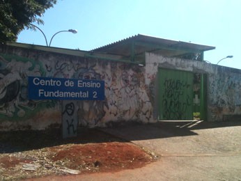 Centro de Ensino Fundamental 2 do Cruzeiro Novo, no Distrito Federal, onde aluno levou uma facada na manhã desta sexta-feira (5) (Foto: G1)