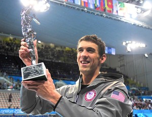 Michael Phelps recebe troféu de maior atleta olímpico (Foto: Reuters)