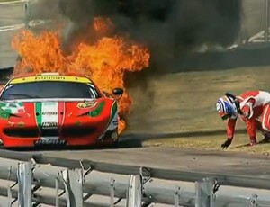 Toni Vilander foge de sua Ferrari, que pegou fogo durante as 6 Horas de São Paulo (Foto: Reprodução)