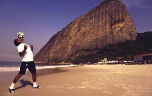 Sterling faz embaixadinhas com Pão de Açúcar de fundo (Foto: Reprodução / Twitter)