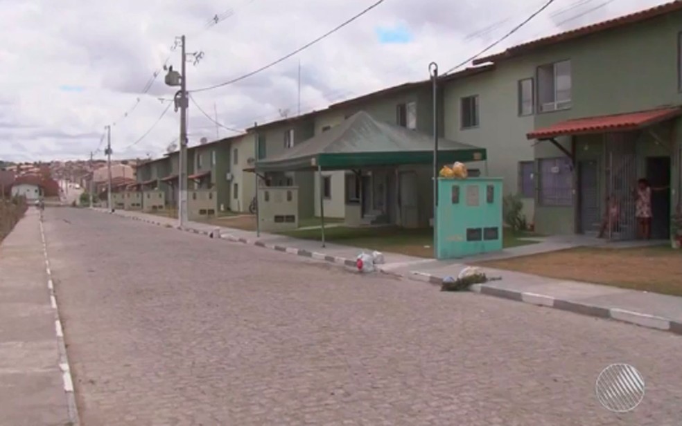 Menina Gabrielly brincava na porta de casa, em Feira de Santana, quando desapareceu (Foto: Reprodução; TV Subaé)