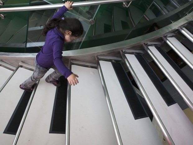 Escadas que imitam notas musicais no Aeroporto de Monterrey, no México (Foto: Julio Cesar Aguilar /AFP)