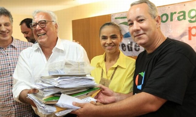 Ao lado de Miro Teixeira e Jefferson Moura, Marina Silva recebe as assinaturas para a criação de seu novo partido (Foto: Fernando Quevedo / Agência O Globo)