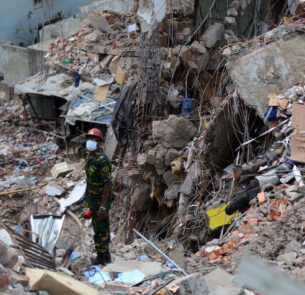 Soldado de Bangladesh em meio aos escombros do desabamento do prédio de 8 andares (Foto: Munir Uz Zaman/AFP)