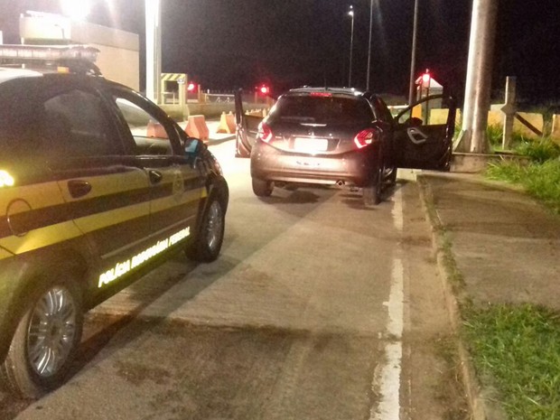 Suspeitos foram abordados perto de praça do pedágio da Via Parafuso (Foto: Divulgação/ PRF Bahia) Suspeitos foram abordados perto de praça do pedágio da Via Parafuso (Foto: Divulgação/ PRF Bahia)