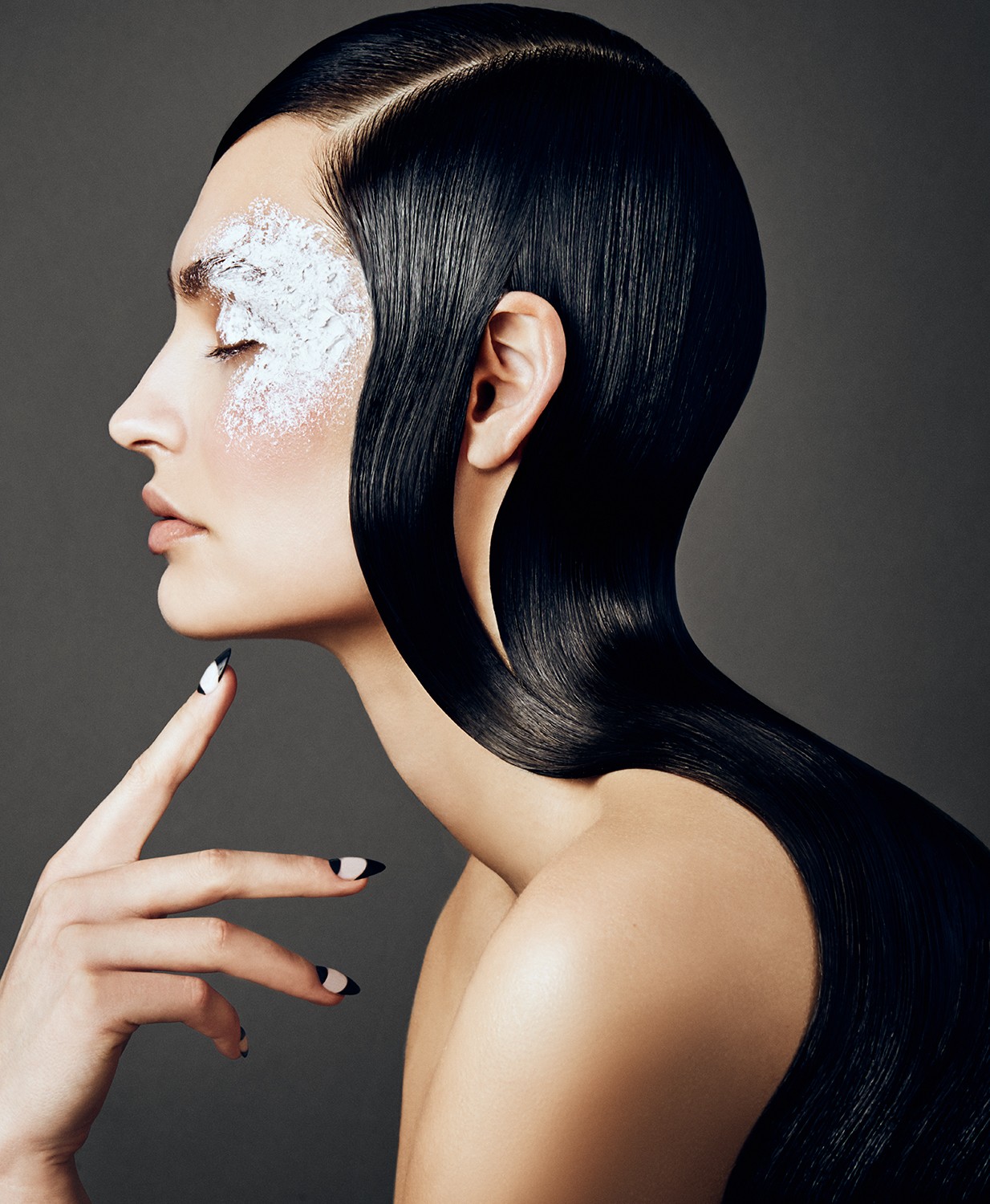 Um editorial de beleza em preto e branco pela maquiadora nova-iorquina Misha Shahzada  (Foto: Sophy Holland)