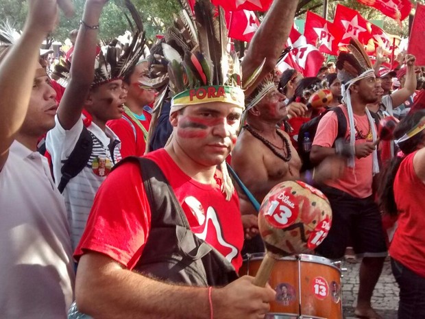 Ato pró-Dilma em Fortaleza reúne lideranças indígenas (Foto: Elias Bruno/G1)