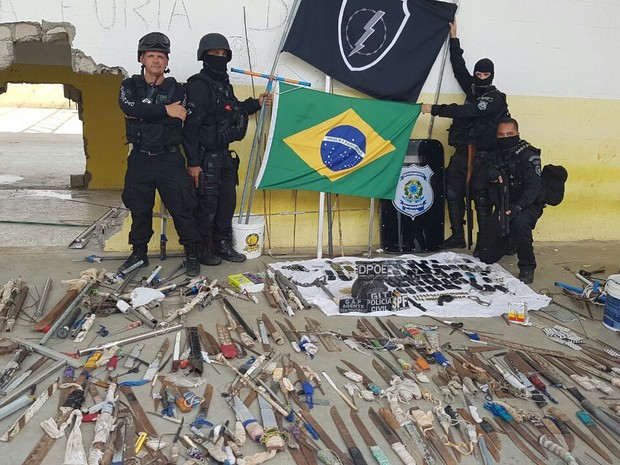 Armas brancas e celulares são apreendidos em Alcaçuz durante intervenção (Foto: G1 RN)