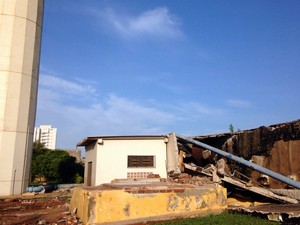 Casas fora alagadas após reservatório romper na Vila Xavier (Foto: Lícia Mangiavacchi/EPTV)