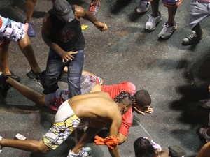 Briga e confusão durante a passagem do grupo 'A Bronkka' no circuito Dodô (Barra/Ondina), na madrugada deste domingo (10), em Salvador, Bahia (Foto: LÚCIO TÁVORA/AGÊNCIA A TARDE/ESTADÃO CONTEÚDO)