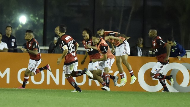 Everton marca, Flamengo vence o Vasco e assume a vice-liderança.