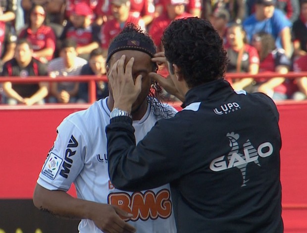 Ronaldinho, bolada, atendimento (Foto: Reprodução SporTV)