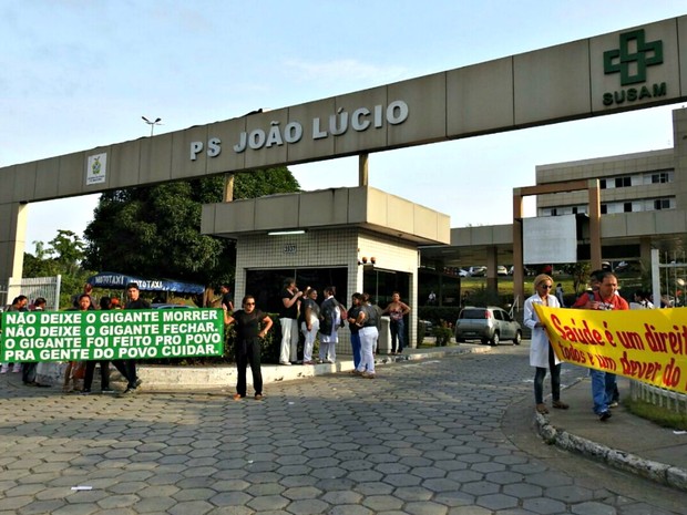 Manifestantes citam falta de medicamentos (Foto: Adneison Severiano/G1 AM) Manifestantes citam falta de medicamentos (Foto: Adneison Severiano/G1 AM)