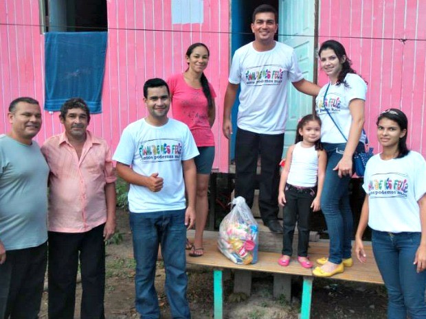 Voluntários se unem pelo Whatsapp para ajudar famílias carentes (Foto: Reprodução Facebook)