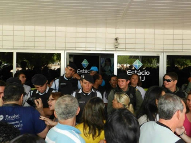 Tumulto foi controlado após a chegada de policiais à faculdade (Foto: Normando Sorácles/ Ag. Miséria)