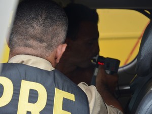 Motorista é submetido a exame de alcoolemia após acidente em Vitória da Conquista (Foto: Anderson Oliveira / Blog do Anderson)