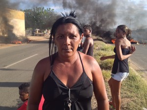 Moradora Maria José Leocádio estava indignada com a situação (Foto: Ellyo Teixeira/G1)