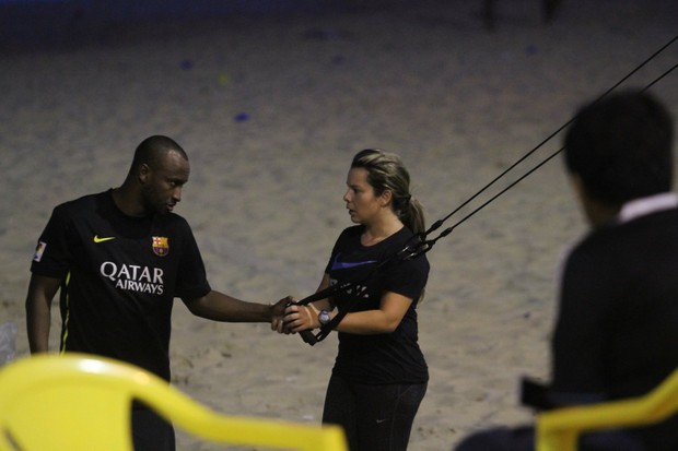 Thiaguinho e Fernanda Souza se exercitam na praia (Foto: Dilson Silva/ Ag. News)