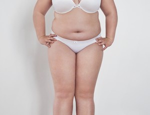 menina gordinha se pesando na balança (Foto: Getty Images)