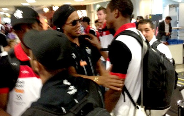 Renato e Ronaldinho se encontram no aeroporto (Foto: Reprodução)