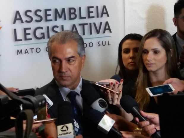 Governador Reinaldo Azambuja reiterou na mensagem de abertura do legislativo a prioridade a reforma previdenciária e ao limite dos gastos públicos em 2017 (Foto: Anderson Viegas/G1 MS) Governador Reinaldo Azambuja reiterou na mensagem de abertura do legislativo a prioridade a reforma previdenciária e ao limite dos gastos públicos em 2017 (Foto: Anderson Viegas/G1 MS)