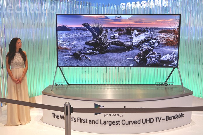 TV UHD da Samsung possui tela dobrável de acordo com a necessidade do usuário (Foto: Fabrício Vitorino/TechTudo) TV UHD da Samsung possui tela dobrável de acordo com a necessidade do usuário (Foto: Fabrício Vitorino/TechTudo)