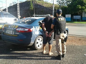 Homem tinha mandado de prisão em aberto emitido pela Justiça do Acre (Foto: Divulgação/Policia Rodoviária Federal)