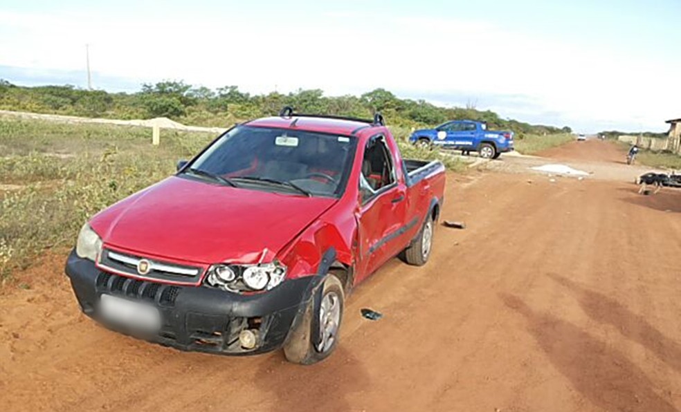 Carro envolvido no acidente foi abandonado pelo motorista (Foto: Divulgação/Guarda Municipal de Guamaré)