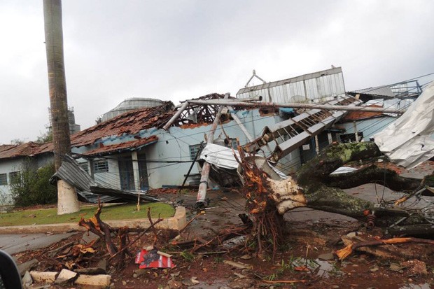 Árvores foram arrancadas e casas foram destruídas após a passagem do tornado em Taquarituba (Foto: Ricardo Ossandon/Igreja do Evangelho Quadrangular)