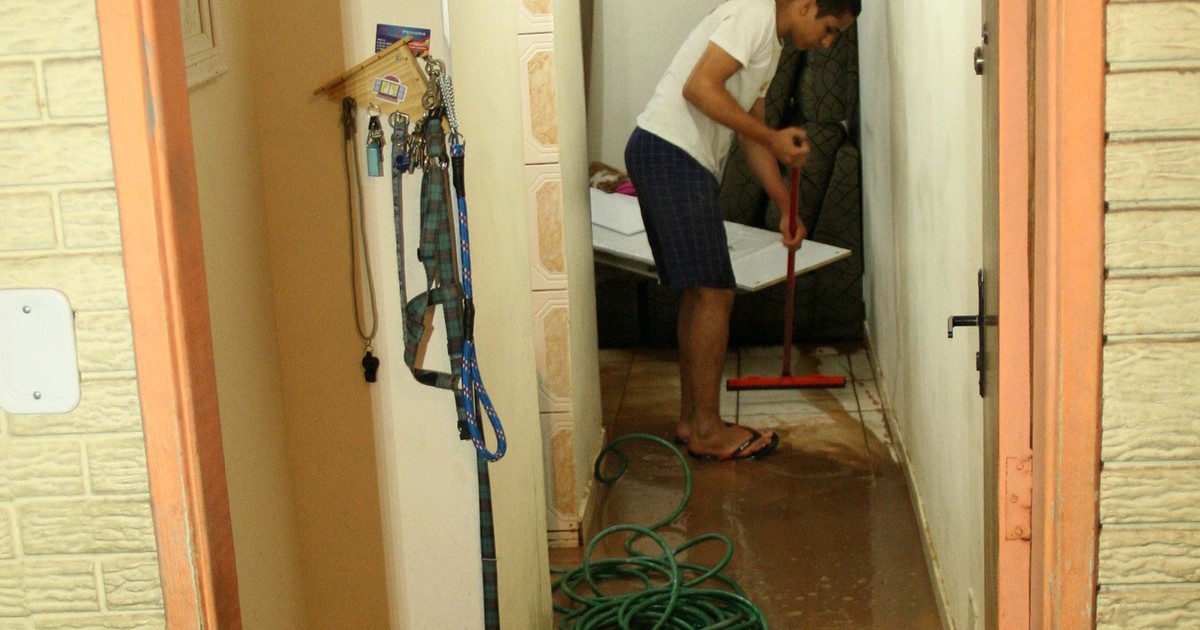 Tampa de adutora se solta e água invade apartamentos em SP - Globo.com