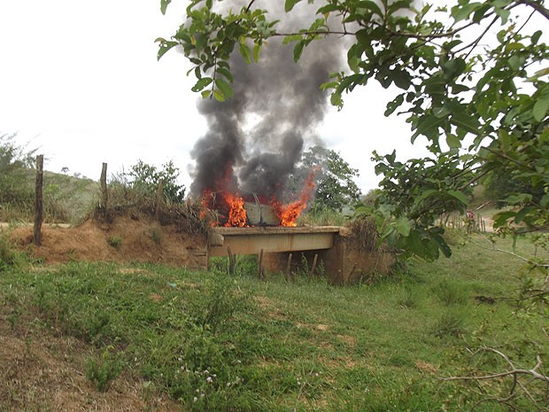 Bandidos queimaram carro usado durante a fuga, em Amargosa, na Bahia (Foto: AmargosaNews.com)