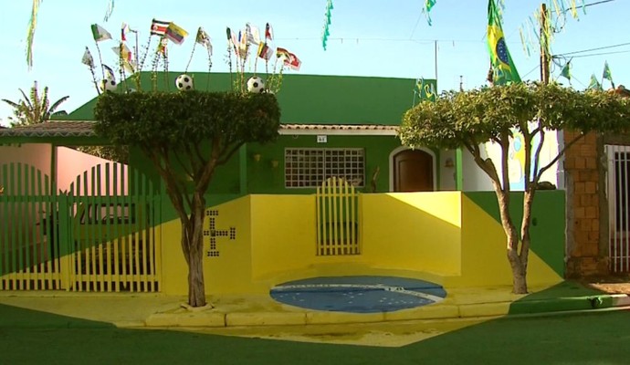 Morador de Taquaritinga transformou fachada em bandeira do Brasil (Foto: Carlos Trinca/EPTV)