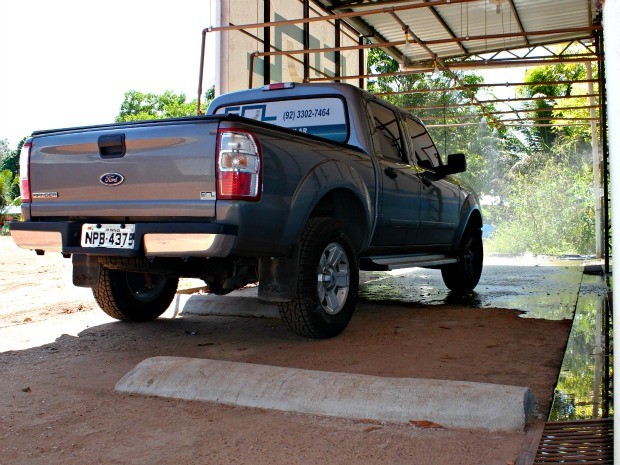 Testes em carro blindado Manaus (Foto: Adneison Severiano G1/AM)