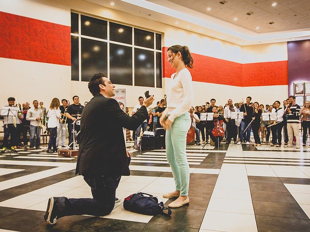 Maria Gabriela se emociona com o pedido de casamento feito por Aldo (Foto: Pedro Wolf / Flex Fotografia)