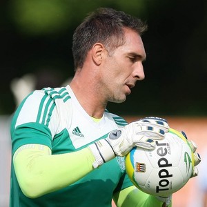 Goleiro do Palmeiras manda luvas autografadas para ministro do Esporte