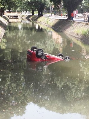 Leitor relata que carro caiu na água após batida com outro veículo.  (Foto: Pedro Novello/VC no G1)