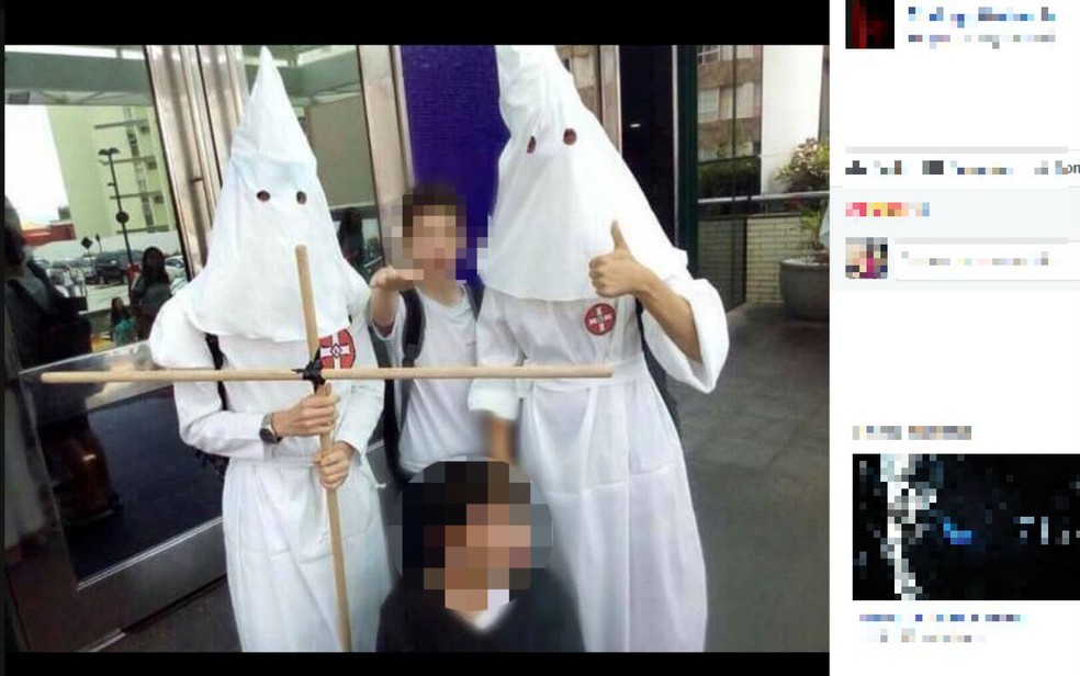 Fotos de alunos com fantasia do Ku Klux Klan provocou polêmica nas redes sociais (Foto: Reprodução / Facebook)