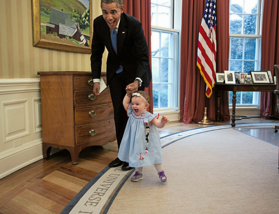 P e t e S o u z a  Brincando com a filha de um assessor no Salão Oval, Obama ressuscita a imagem do presidente relaxado, num período pósguerra ao terror (Foto:  Pete Souza/The White House)