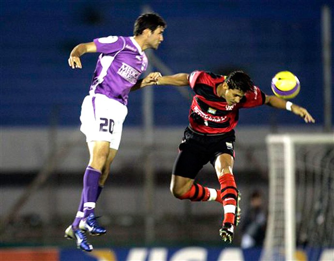 Navarro, Defensor X Flamengo 2007 (Foto: Agência AP)