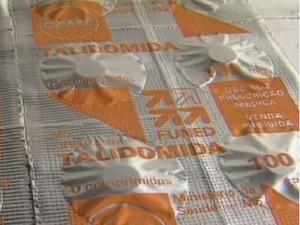 Laboratório fabricante de talidomida pede desculpas por deformações em bebês (Foto: Reprodução Globo News) Laboratório fabricante de talidomida pede desculpas por deformações em bebês (Foto: Reprodução Globo News)