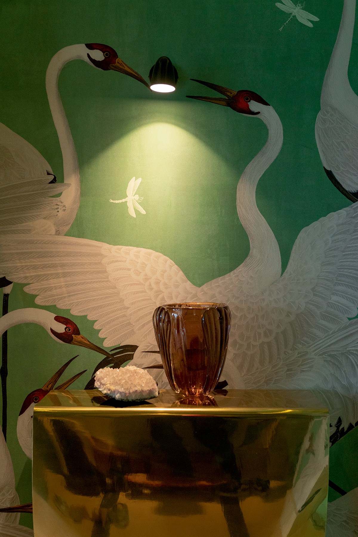 Silvia Braz - no hall de entrada tem papel de parede gucci, vaso de murano e cristal (Foto: Mayra Azzi) Silvia Braz - no hall de entrada tem papel de parede gucci, vaso de murano e cristal (Foto: Mayra Azzi)