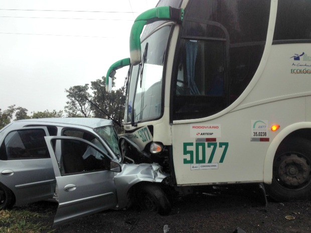 Acidente entre carro e ônibus na BR-163, em Campo Grande (Foto: Juliana Aguiar/ G1 MS)