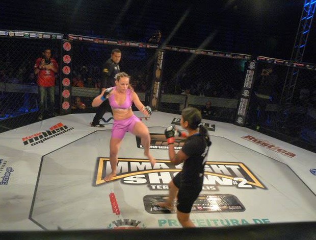 Carina Damm venceu Jessica Suellen por nocaute técnico (Foto: Leandro Arcanjo/News MMA)