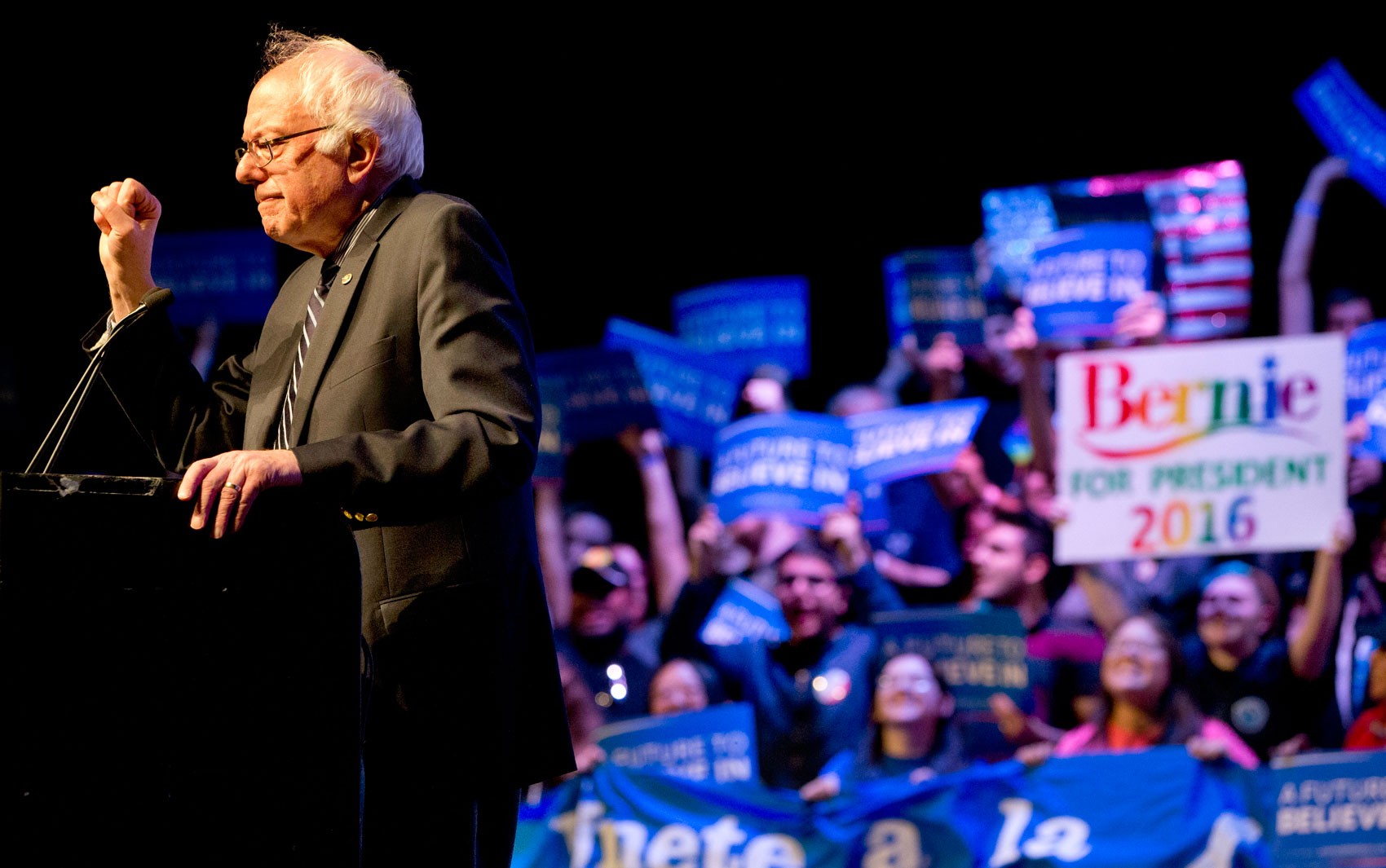 Bernie Sanders durante comício no Verizon Theatre, em Grand Prairie, no Texas, no sábado (27) (Foto: AP Photo/Jacquelyn Martin)