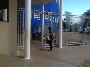 Candidata chega minutos antes do fechamento dos portões (Foto: Monique Almeida/G1)